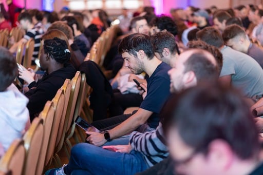 A photo of the crowd in the congress hall