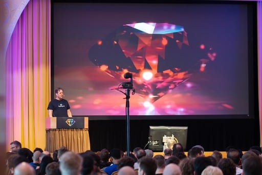 Thijs Cadier presenting, closer shot